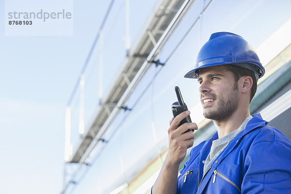 Arbeiter mit Walkie-Talkie