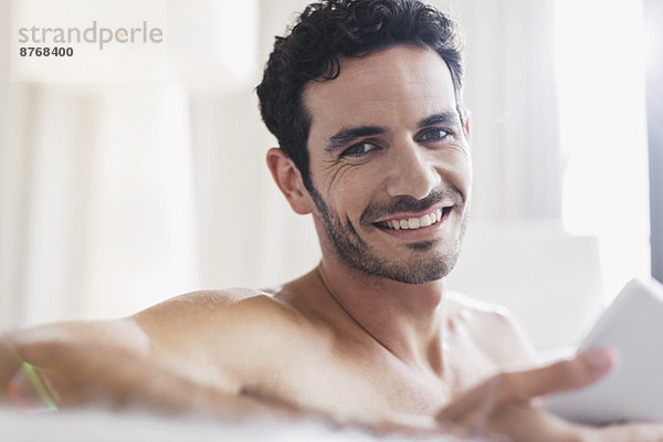 Nahaufnahme des lächelnden Mannes mit digitalem Tablett