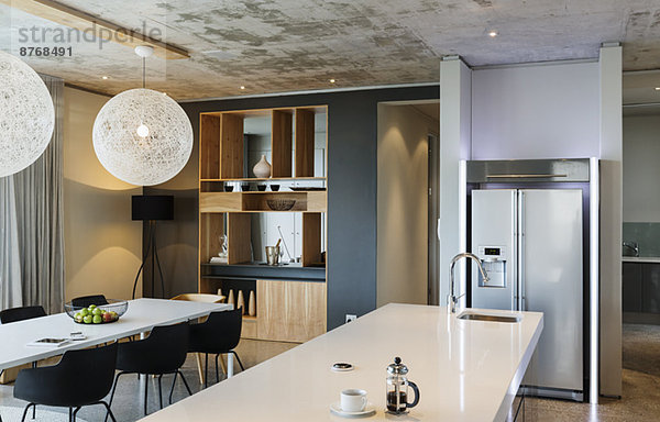 Modernes Esszimmer und Küche
