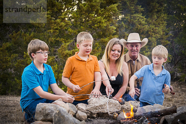 USA  Texas  Familie Rösten von Marshmallows über Lagerfeuer