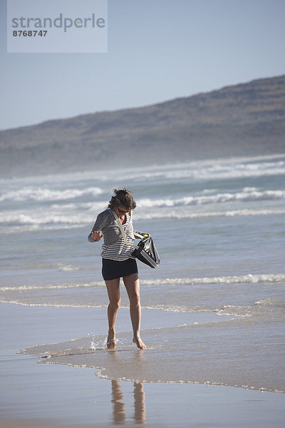Südafrika  Reife Frau am Nordhoek Beach