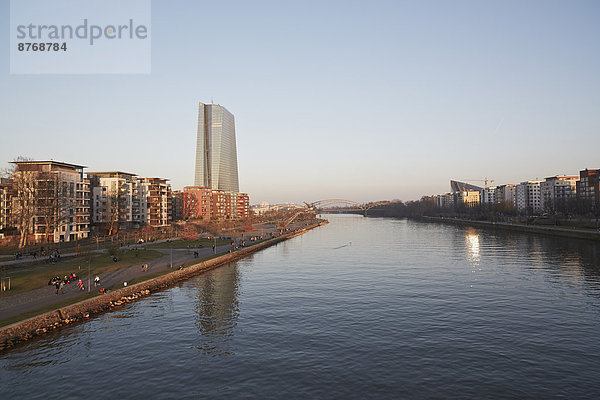 Deutschland  Hessen  Frankfurt  Blick auf Mainufer und Europäische Zentralbank im Hintergrund