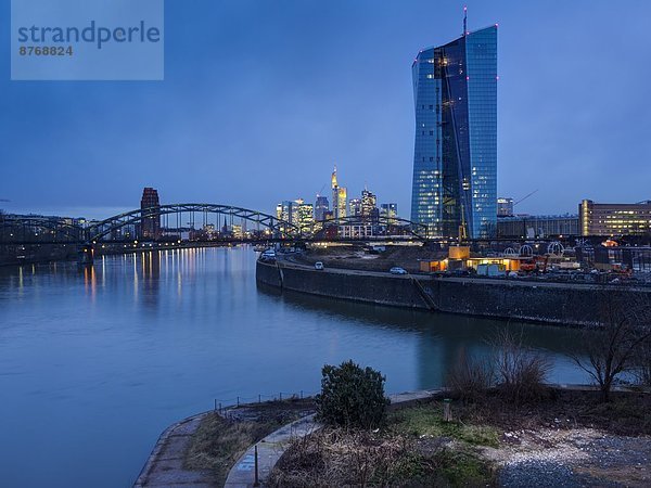 Deutschland  Hessen  Frankfurt  Deutschland  Blick auf Osthafenbrücke und Finanzplatz  EZB-Gebäude bei Nacht
