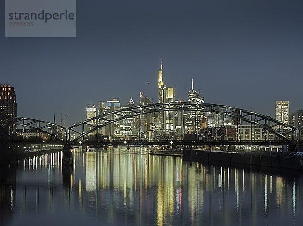 Deutschland  Hessen  Frankfurt  Deutschland  Blick auf Osthafenbrücke und Skyline mit Finanzviertel bei Nacht