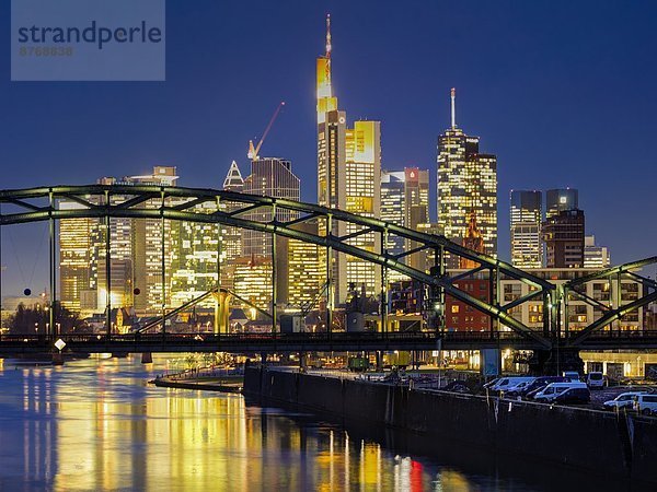 Deutschland  Hessen  Frankfurt  Deutschland  Blick auf Osthafenbrücke und Finanzviertel bei Nacht