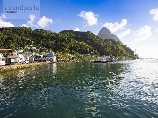 Karibik  St. Lucia  Blick auf Soufriere  im Hintergrund Vulkan Gros Piton