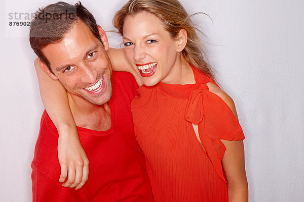 Porträt eines glücklichen jungen Paares in Rot