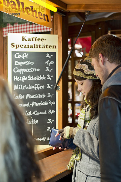 Deutschland  Berlin  junges Paar auf dem Weihnachtsmarkt