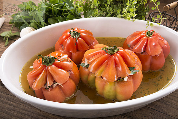 Gefüllte Beefsteak-Tomaten in einer Gratinform  roh  Low Carb