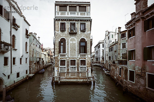 Italien  Venedig  Gebäude im Kanal
