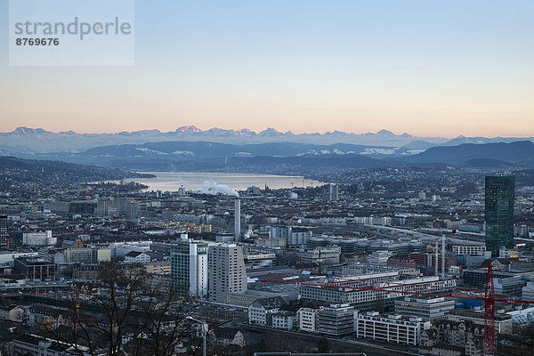 Schweiz  Zürich  Blick auf die Stadt mit Zürichsee vor der Schweizer Alm