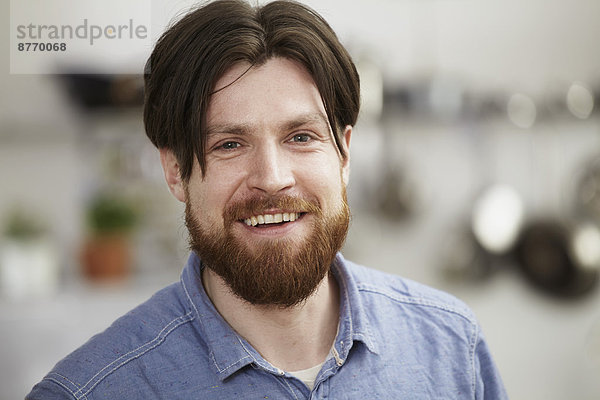 Porträt eines lächelnden Mannes mit Bart