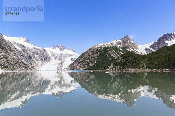 USA  Alaska  Seward  Resurrection Bay  Blick auf den im Wasser reflektierenden Gletscher