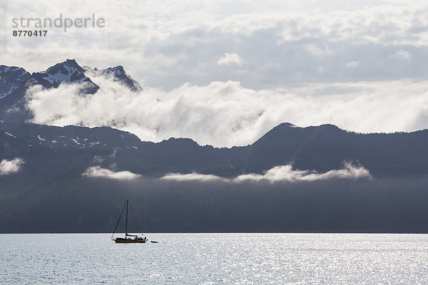 USA  Alaska  Seward  Resurrection Bay  Blick auf Berge und Segelboot davor
