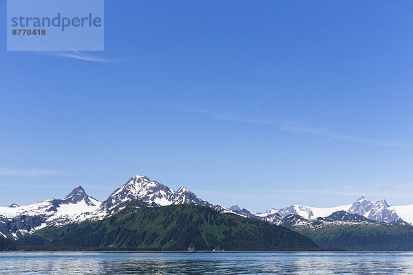 USA  Alaska  Seward  Resurrection Bay  Blick auf schneebedeckte Berge