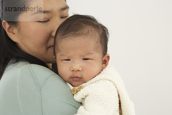 Asiatin mit ihrem Baby