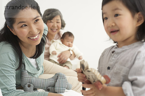 Glückliche asiatische Drei-Generationen-Familie