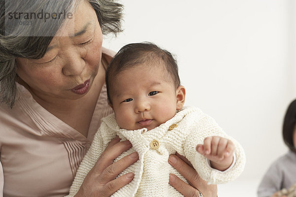 Asiatische Seniorin mit ihrer Enkelin