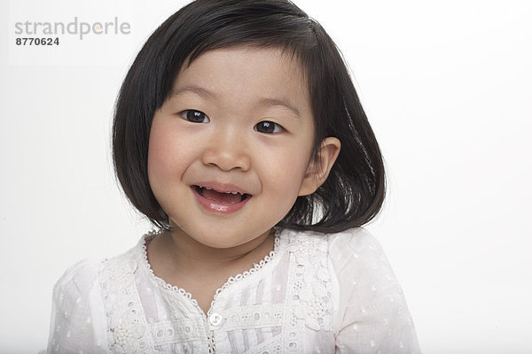 Porträt des kleinen asiatischen Mädchens lächelnd  Studioaufnahme