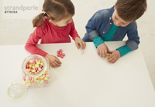 Junge und Mädchen mit Bonbonglas