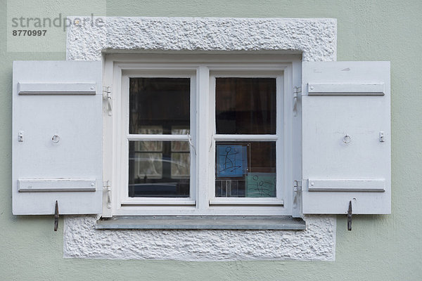 Fenster mit Fensterläden