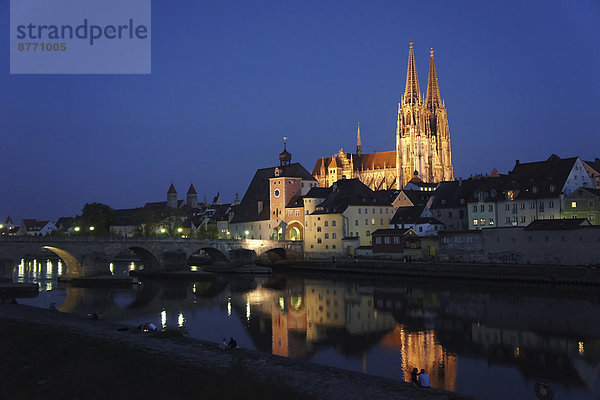 Deutschland  Bayern  Regensburg  Altstadtansicht mit Regensburger Dom und Donau
