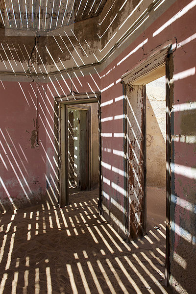 passen bedecken Wohnhaus Beleuchtung Licht Wüste Nostalgie Sand Namibia Beschluss Langsamkeit Namib Verfall Diamant Kolmanskop