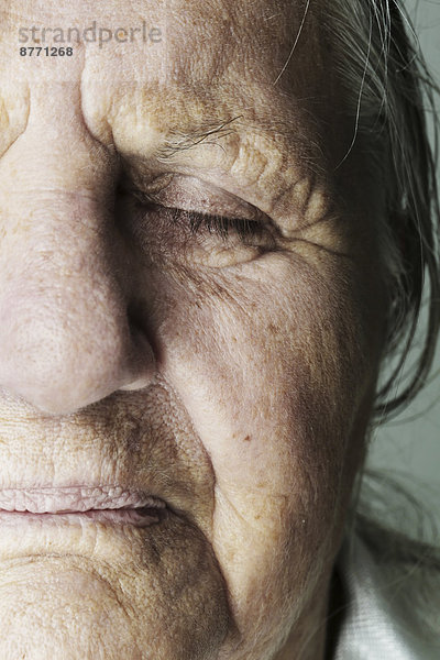 Porträt einer älteren Frau mit geschlossenen Augen  Teilansicht