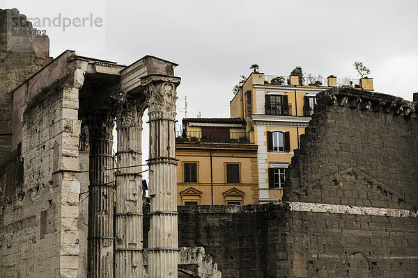 Italien  Rom  Alte Säulen vor Wohnhäusern