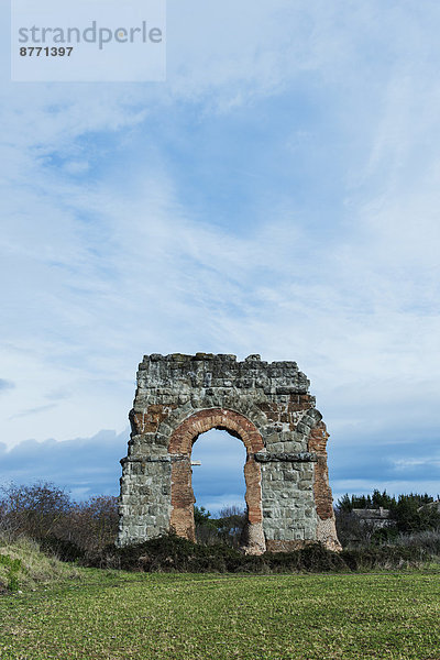 Italien  Rom  Überreste des antiken Aquädukts im Park