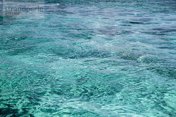 Indonesien  Lombok  Blaue Wasseroberfläche auf See