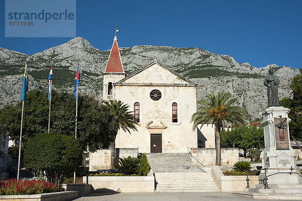 Kacic-Platz mit Kirche Sveti Marco  Makarska  Makarska Riviera  Dalmatien  Kroatien