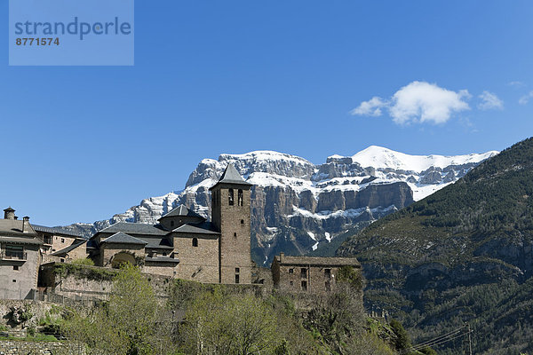 Spanien  Valle de Ordesa  Torla  Kirche vor den Pyrenäen