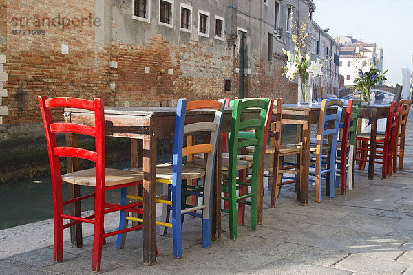 Italien  Venedig  Cannaregio  Straßenrestaurant in Rio de la Misericordia  leere Stühle