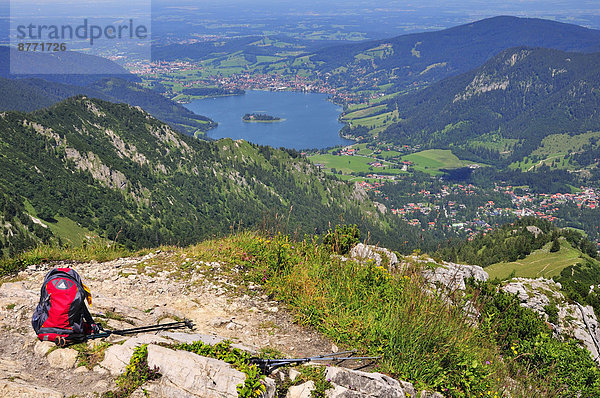 Rucksack und Wanderstöcke bei einem Aussichtspunkt auf den Schliersee  Brecherspitz  Schliersee  Oberbayern  Bayern  Deutschland