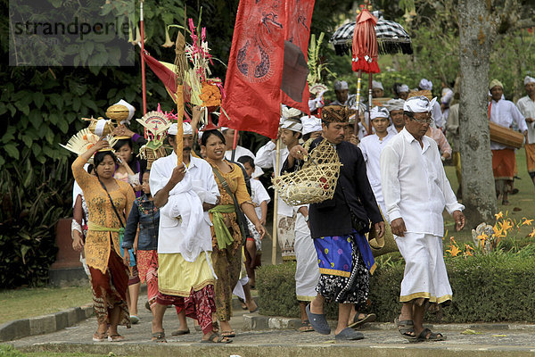 Prozession  Menschen  Schirme  Batur  Bali  Indonesien