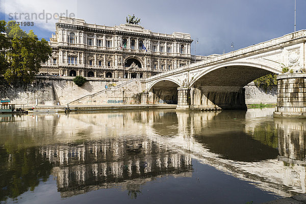 Der Palazzo di Giustizia oder Justizpalast  Architekt Guglielmo Calderini  die Brücke Ponte Umberto I  Architekt Angelo Vescovali  der Tiber  Rom  Latium  Italien
