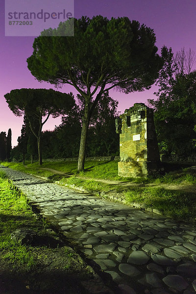 Antike römische Gräber  Abenddämmerung  Via Appia Antica  312 v. Chr. von Appius Claudius Caecus angelegt  Rom  Latium  Italien
