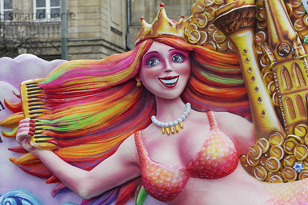 Rhein-Nixe kämmt ihre Haare  Pappmascheefigur für den Rosenmontagsumzug  Karneval  Düsseldorf  Nordrhein-Westfalen  Deutschland
