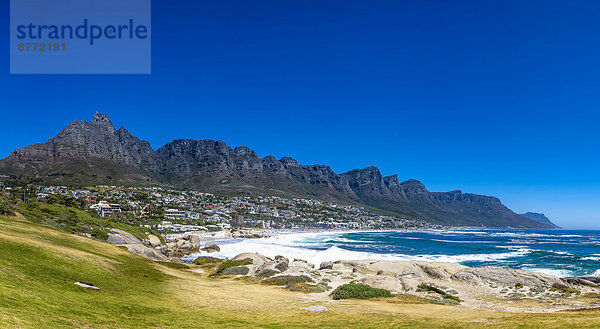 Camps Bay mit den Twelve Apostles  Kapstadt  Westkap  Südafrika