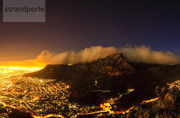 Kapstadt bei Nacht vom Löwenkopf aus  Kapstadt  Westkap  Südafrika
