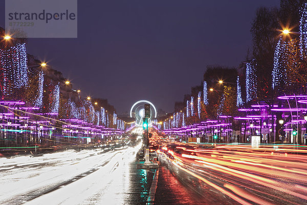 Champs-Élysées  zur Weihnachtszeit beleuchtet  in Blickrichtung Place de la Concorde  Paris  Region Île-de-France  Frankreich