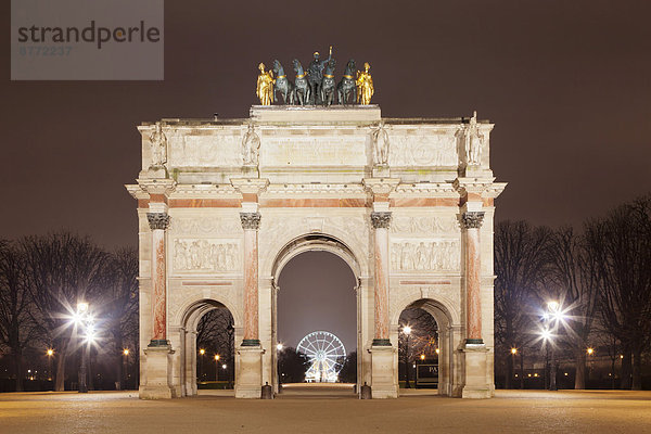 Arc de Triomphe du Carrousel  hinten das Riesenrad am Place de la Concorde  Paris  Region Île-de-France  Frankreich