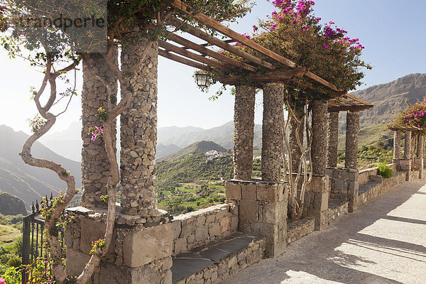 Ausblick von einer Terrasse in einem Park auf die umliegende Bergwelt  Tejeda  Gran Canaria  Kanarische Inseln  Spanien