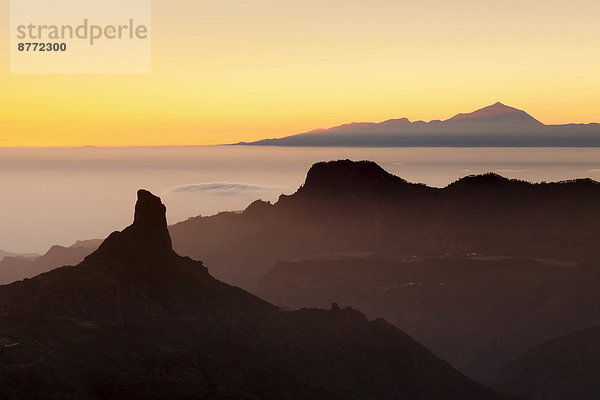 Felsformation Roque Bentayga vor Teneriffa mit Berg Teide  Gran Canaria  Kanarische Inseln  Spanien