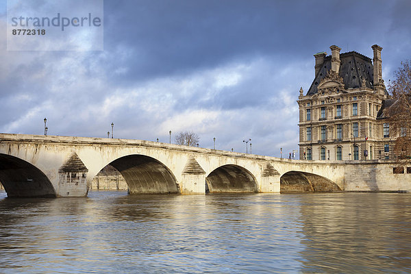 Pont Royal und Louvre  Paris  Region Île-de-France  Frankreich