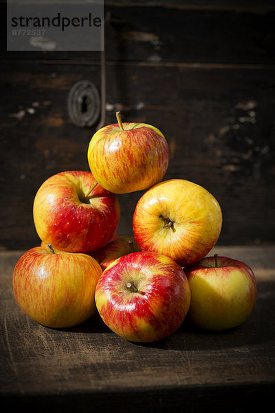 Bio-Äpfelhaufen auf Holztisch