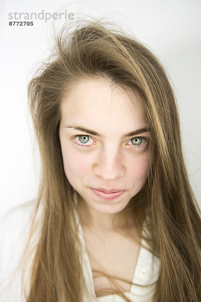 Porträt eines lächelnden Teenagermädchens mit grünen Augen