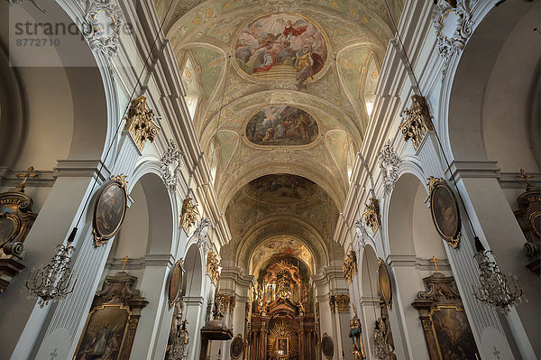 Gewölbe mit Deckenfresken und Altarraum der Mariahilfer Kirche  17. Jhd.  Wien  Land Wien  Österreich
