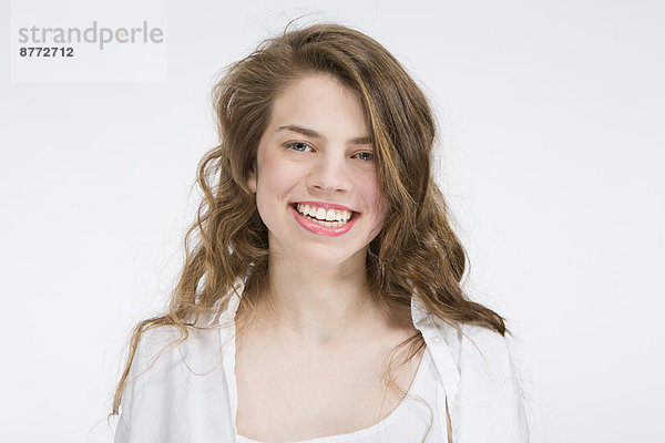 Porträt eines lächelnden Mädchens mit Lippenstift